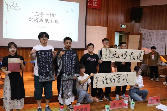 一群人站在桌子上 中度可信度描述已自动生成
