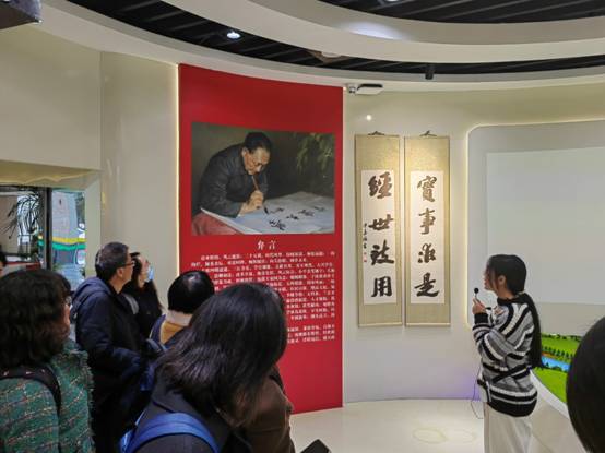 大厅里的人们描述已自动生成