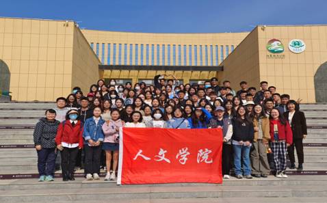 一群人在建筑物前描述已自动生成