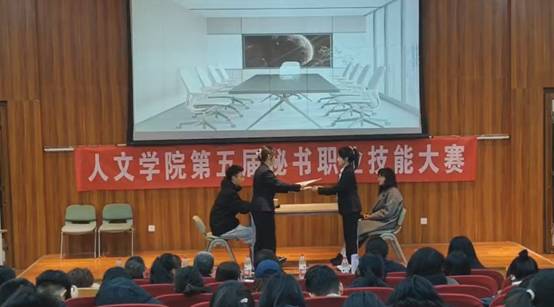 人们在看台上的人在房间里低可信度描述已自动生成